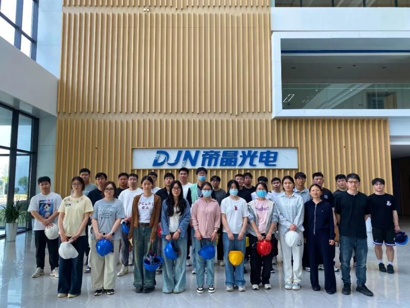 Mengembangkan Talenta Melalui Integrasi Industri-Pendidikan, Memberdayakan Pembangunan Melalui Praktik | Fakultas Material dan Teknik Kimia Universitas Bengbu serta Mahasiswa Mengunjungi Anhui DJN Optronics Technology Co.,Ltd
